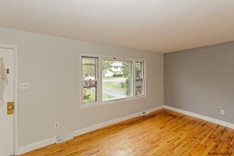 238 Old Niskayuna Rd in Latham, NY - Building Photo - Building Photo
