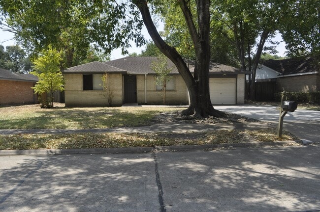 property at 802 Lochmoor Ln