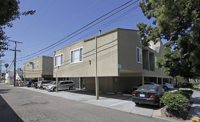 Park Chateau Apartments in San Diego, CA - Building Photo - Building Photo