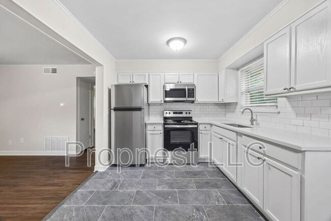 property at 2016 N Gregg Ave