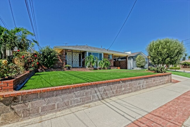 13775 Ramona Ave in Hawthorne, CA - Building Photo - Building Photo