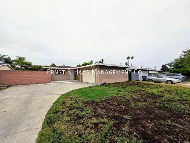 property at 904 S Kenmore St