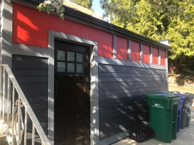 831 NE Holland St, Unit B in Portland, OR - Building Photo