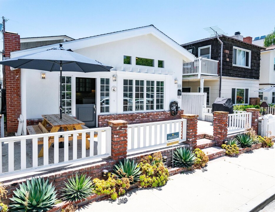 210 Opal Ave in Newport Beach, CA - Foto de edificio