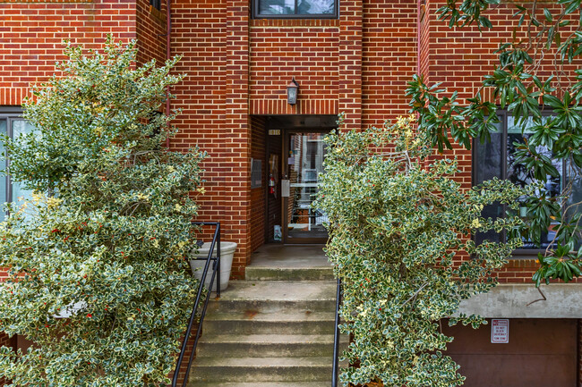 1810 Kalorama Rd NW in Washington, DC - Building Photo - Building Photo