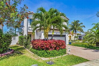 1298 NW 192nd Terrace in Pembroke Pines, FL - Foto de edificio - Building Photo