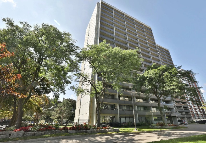 Burlington Towers in Burlington, ON - Building Photo