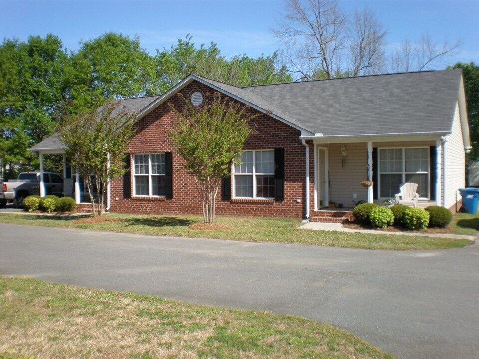 238 S Main St in Wingate, NC - Building Photo
