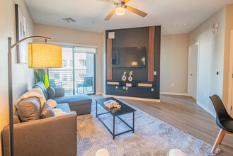 777 E Stella Ln in Phoenix, AZ - Foto de edificio - Building Photo