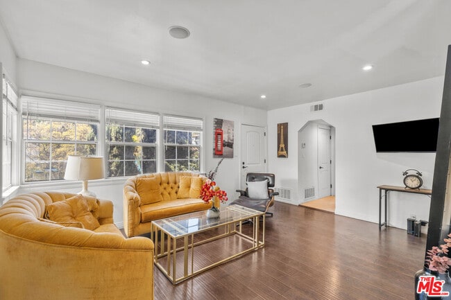 3318 Barham Blvd in Los Angeles, CA - Building Photo - Building Photo