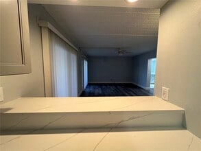 8825 Bay Pointe Dr in Tampa, FL - Building Photo - Building Photo