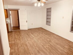 106 N Oak Ave in Luling, TX - Building Photo - Building Photo