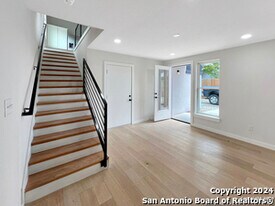 100 Lewis St in San Antonio, TX - Building Photo