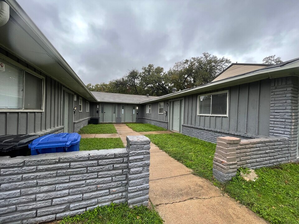 811 Bluebird Dr in Irving, TX - Building Photo
