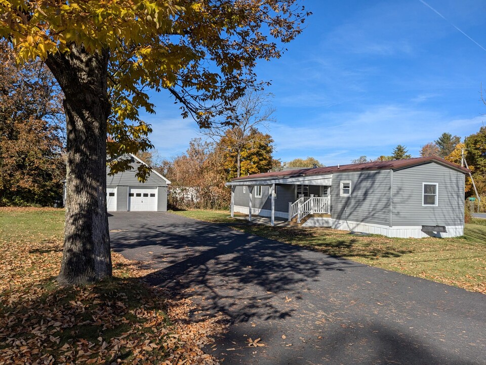 9 Mountain View Rd in Bennington, VT - Foto de edificio