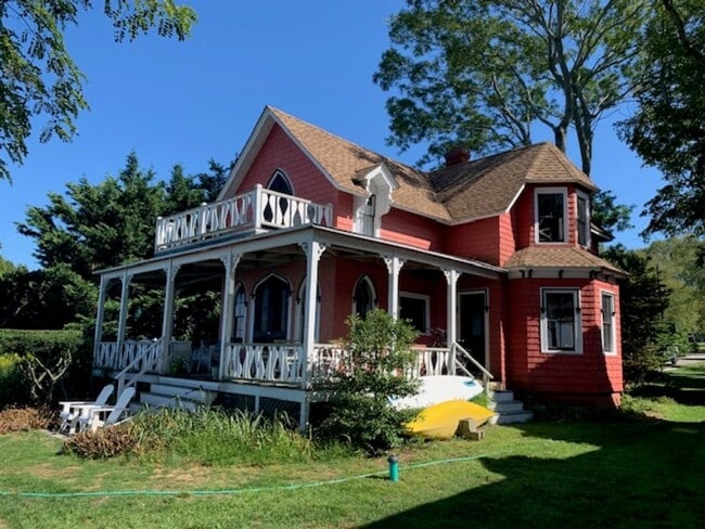 4 Summerfield Pl in Shelter Island Heights, NY - Foto de edificio - Building Photo