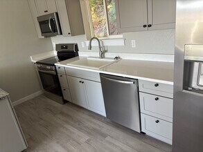 682 Elm Ave in Reedsport, OR - Building Photo - Building Photo