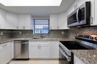 2733 SW 31st Pl in Miami, FL - Building Photo - Building Photo