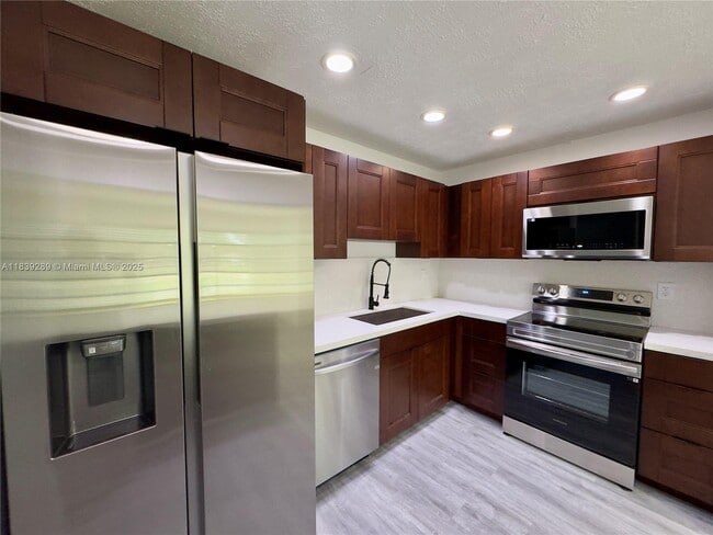 3658 E Bell Dr in Davie, FL - Building Photo - Building Photo