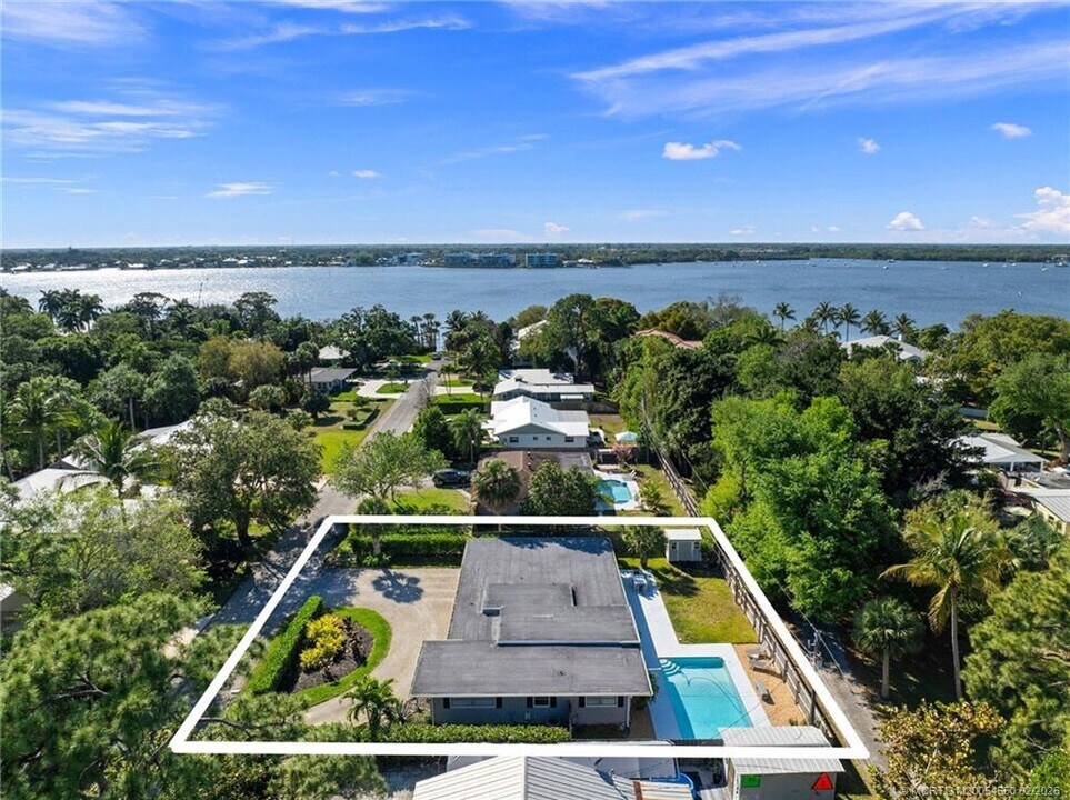 530 S Manor Dr in Stuart, FL - Building Photo