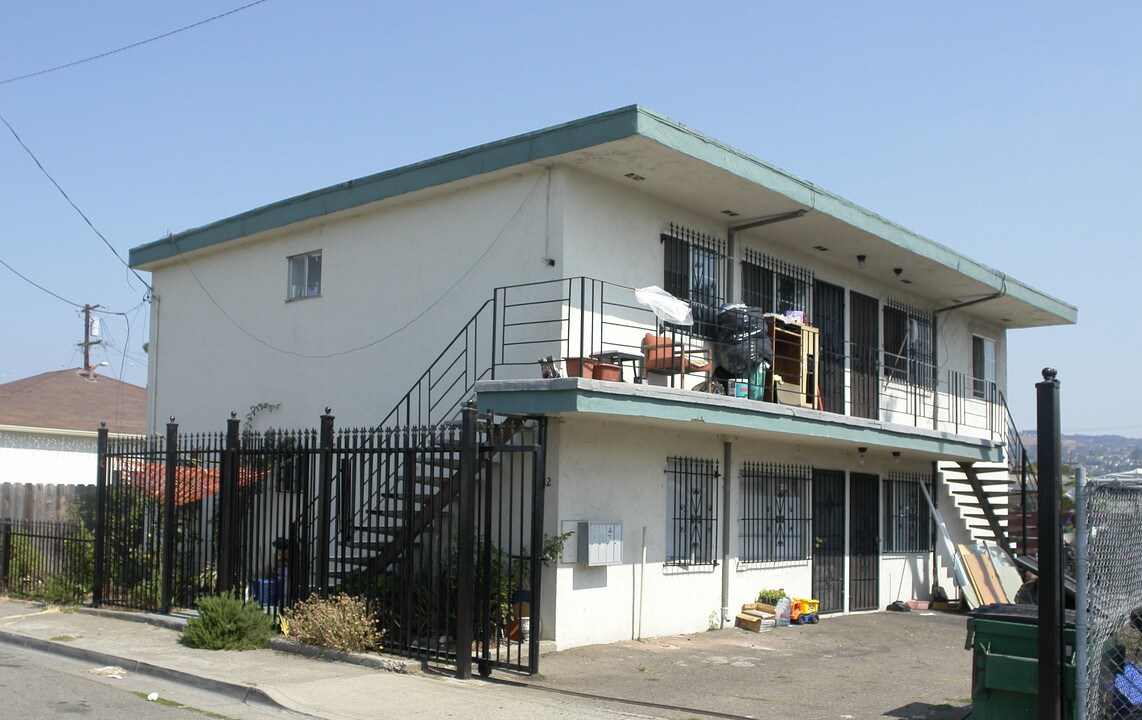 8412 E St in Oakland, CA - Foto de edificio