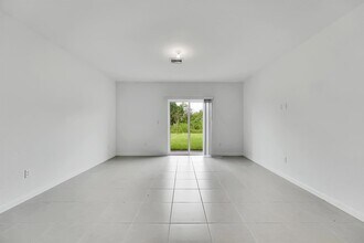 662 Carlyle Wy in Fort Pierce, FL - Foto de edificio - Building Photo