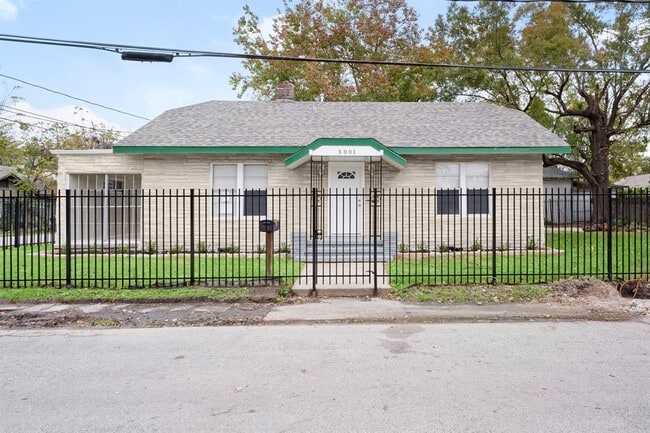 5001 McKinney St in Houston, TX - Building Photo - Building Photo