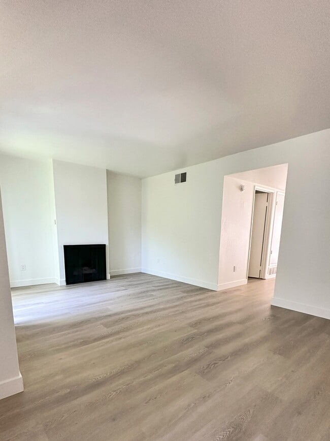 10125 De Soto Ave in Chatsworth, CA - Building Photo - Building Photo