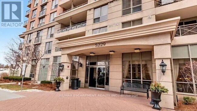 5229 Dundas St W in Toronto, ON - Building Photo - Building Photo