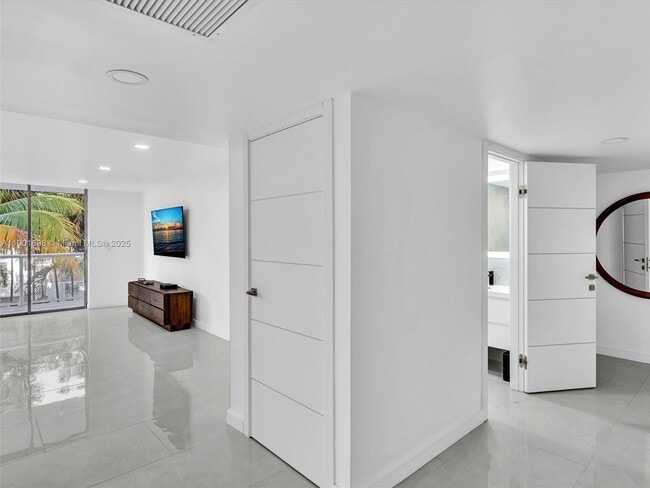 10000 W Bay Harbor Dr in Bay Harbor Islands, FL - Building Photo - Building Photo