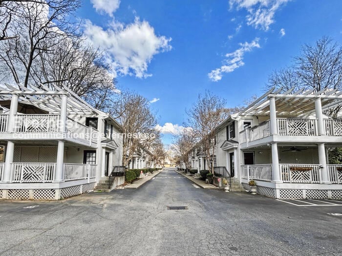 841 Frederica St NE in Atlanta, GA - Foto de edificio