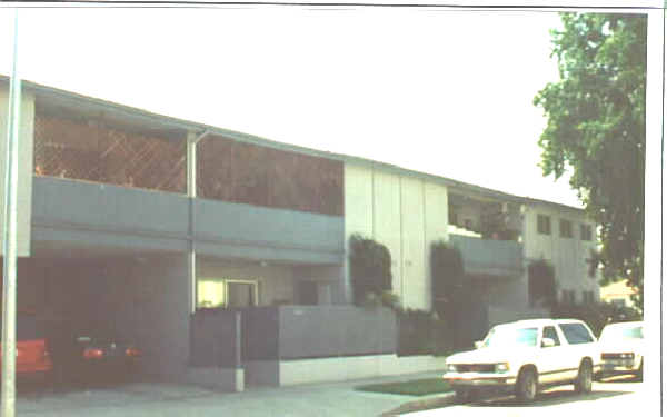 12450 Miranda St in Valley Village, CA - Foto de edificio