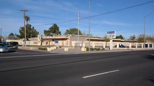 1751 E Broadway Rd in Mesa, AZ - Foto de edificio - Building Photo