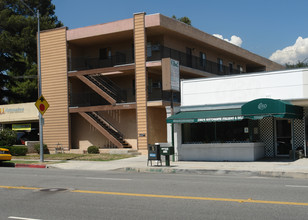 2533 Honolulu Ave in Montrose, CA - Foto de edificio - Building Photo