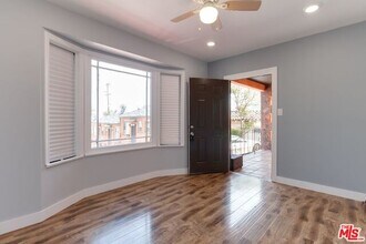11472 Ventura Blvd-Unit -B in Los Angeles, CA - Building Photo - Building Photo