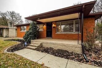 3021 Teakwood Cir in Louisville, KY - Building Photo - Building Photo