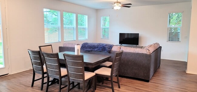 1100 Winnie Dr in Austin, TX - Foto de edificio - Building Photo