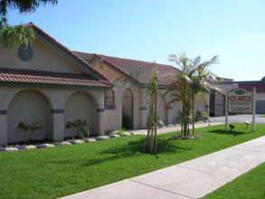 Los Arcos Apartments in Anaheim, CA - Building Photo - Building Photo