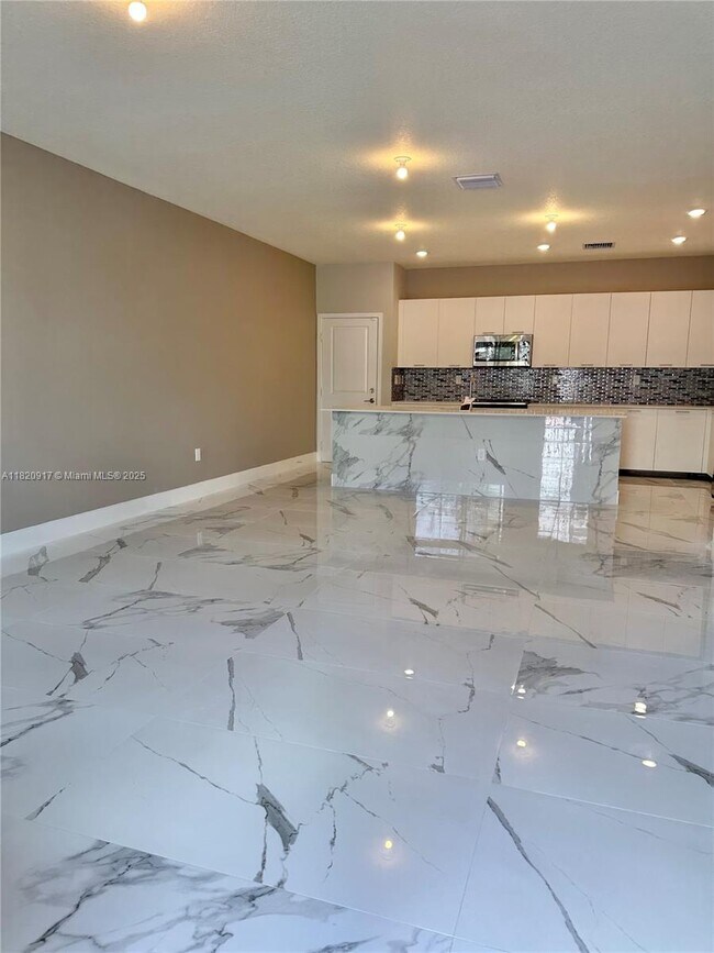 8348 NW 43rd St in Doral, FL - Building Photo - Building Photo