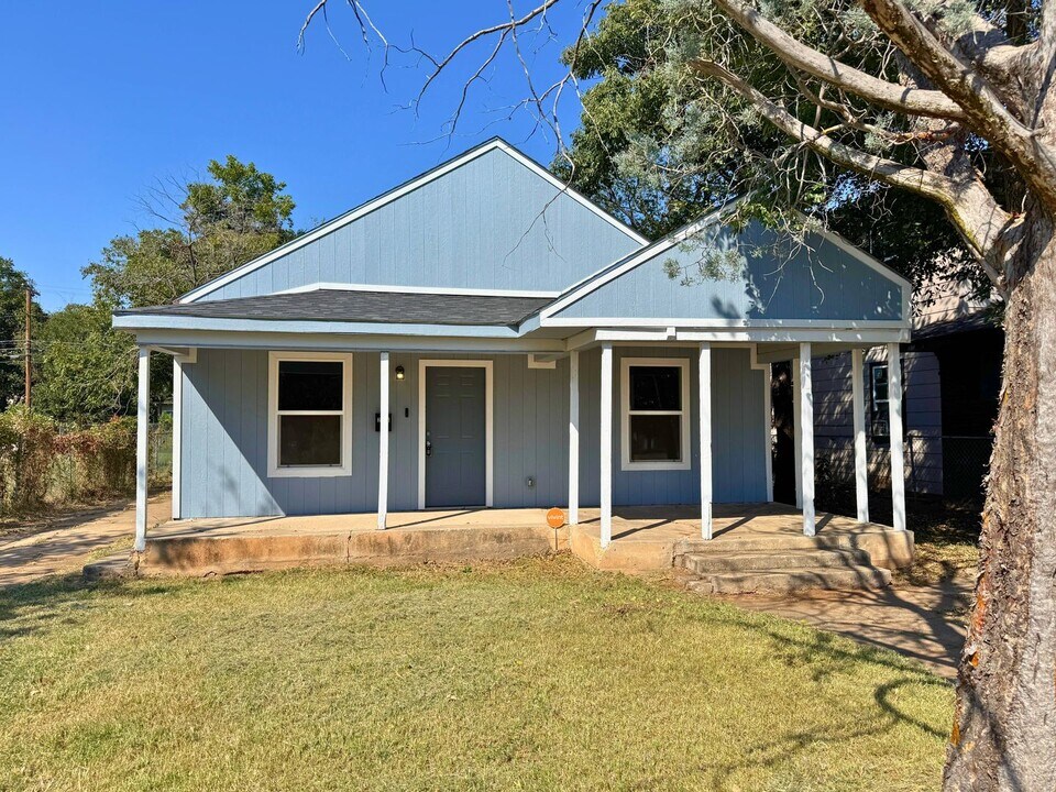 2304 10th St in Wichita Falls, TX - Building Photo