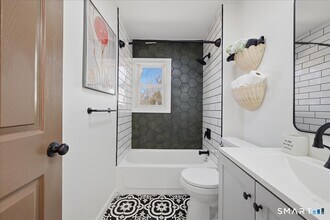 106 Midway Oval in Groton, CT - Building Photo - Building Photo