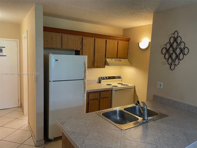 2401 Riverside Dr in Coral Springs, FL - Building Photo - Building Photo