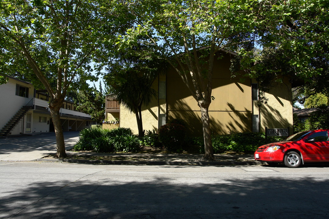 Mills Oaks Apartments in Menlo Park, CA - Building Photo