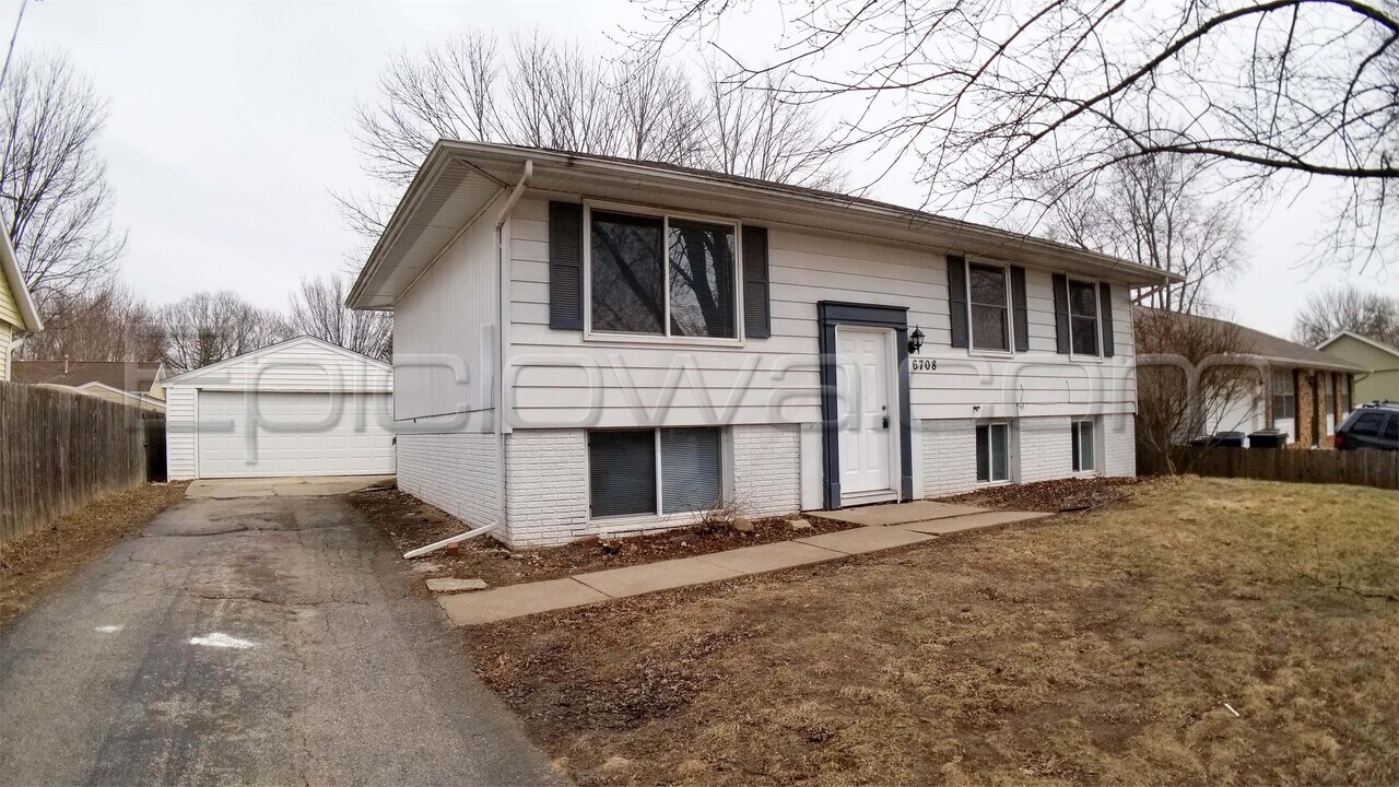 6708 Idlebrook Ln NE in Cedar Rapids, IA - Building Photo