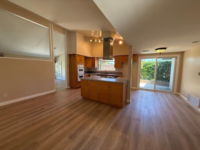 22357 Liberty Bell Rd in Calabasas, CA - Foto de edificio - Building Photo