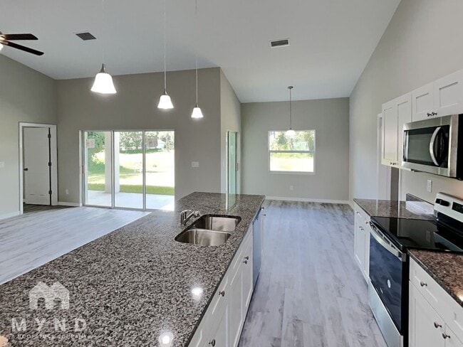 7423 W Cameo Cir in North Port, FL - Building Photo - Building Photo