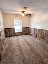 106 Oak St in Elgin, OK - Foto de edificio - Building Photo