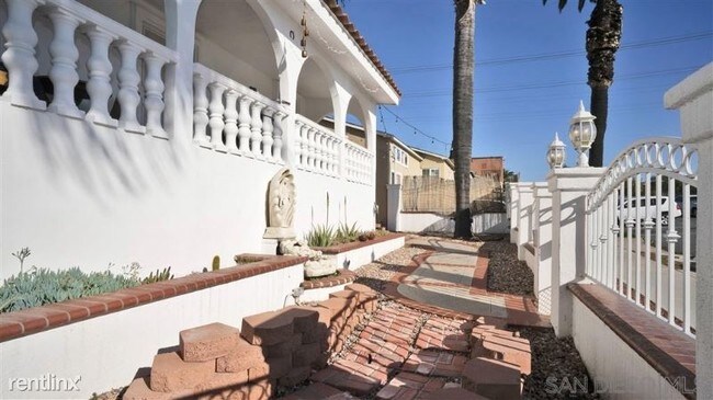 2078 Harrison Ave-Unit -unit A/B in San Diego, CA - Building Photo - Building Photo