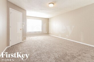 1820 Long Lake Dr in Greenwood, IN - Foto de edificio - Building Photo