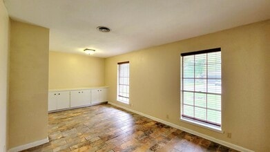 2614 Tanglewood Dr in Commerce, TX - Building Photo - Building Photo